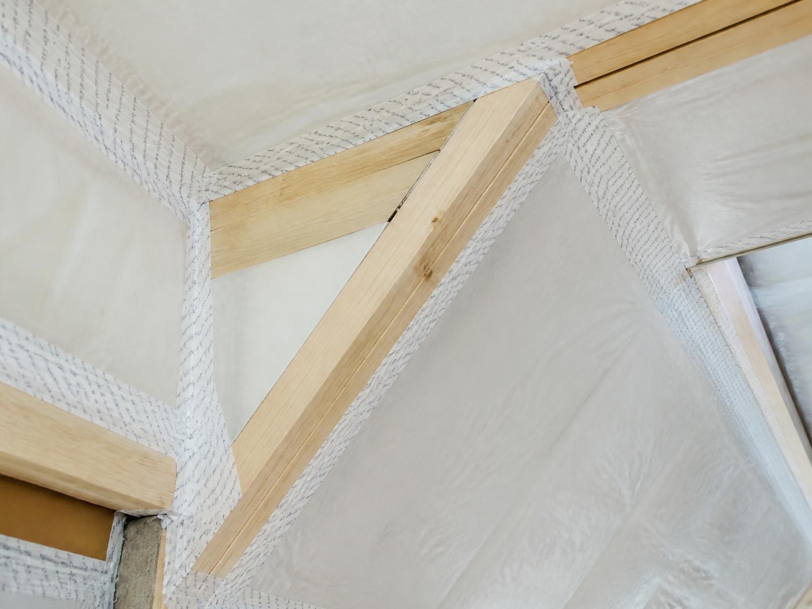 Detail der Dämmebene mit dicht verklebter Dampfsperre an den Sparren